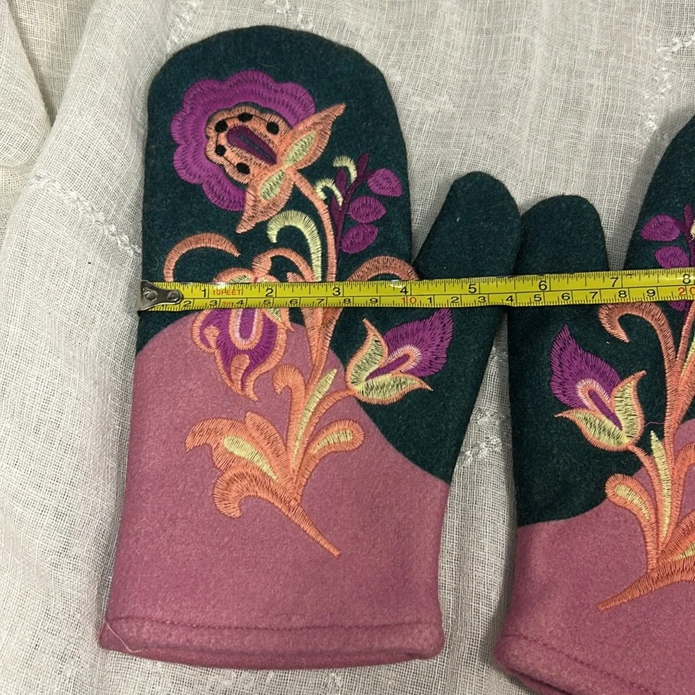 NWOT Handmade embroidered mittens